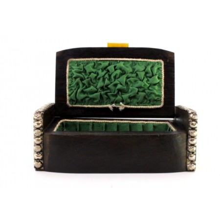  Guarda joias em madeira de pau santo com aplicações em prata e interior em cetim verde.